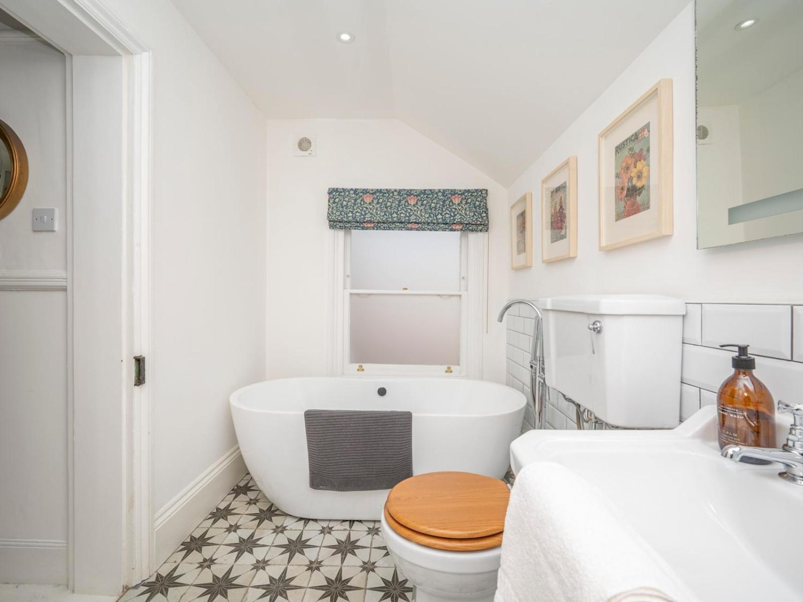 Charming Victorian 25mins To Bridge Pass The Keys Londra